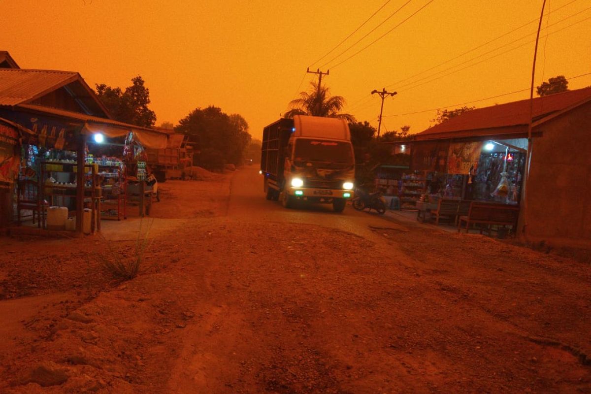 Kabut asap  akibatkan siang di Desa Puding Muarojambi seperti waktu maghrib