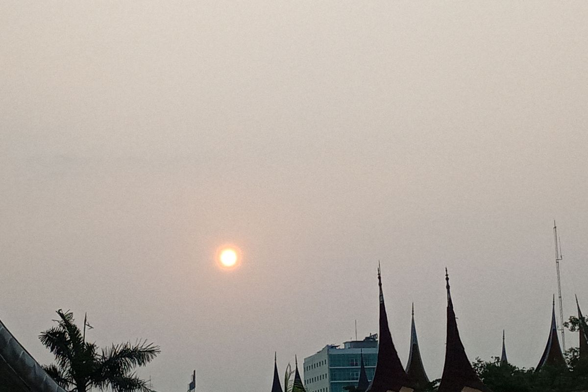 Akibat kabut asap, Jarak pandang di Sumbar hanya tiga kilometer