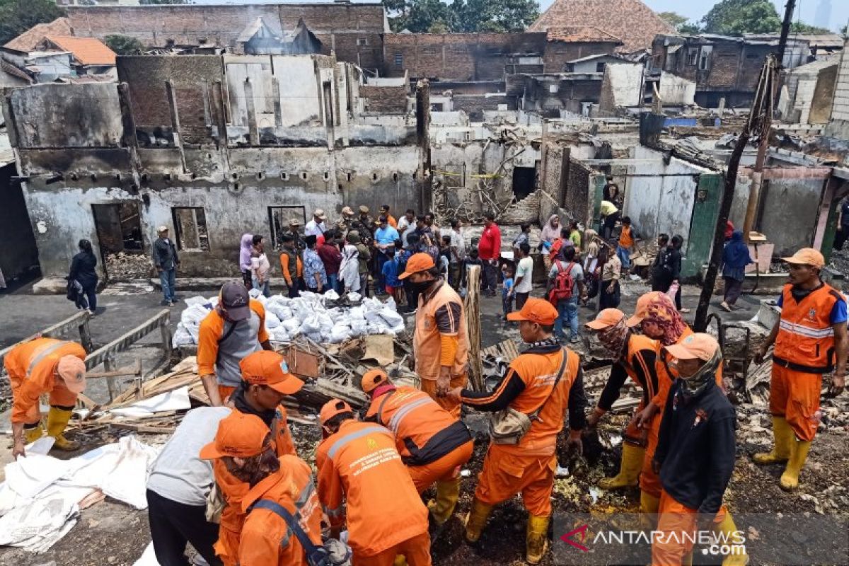 Tiga warga Jatinegara terluka saat kebakaran