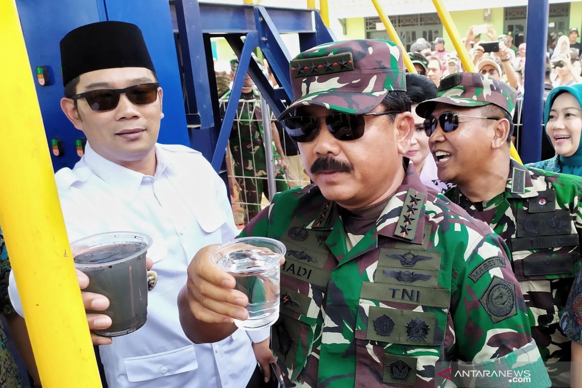 Panglima TNI mencicipi air bersih hasil penjernihan Sungai Citarum