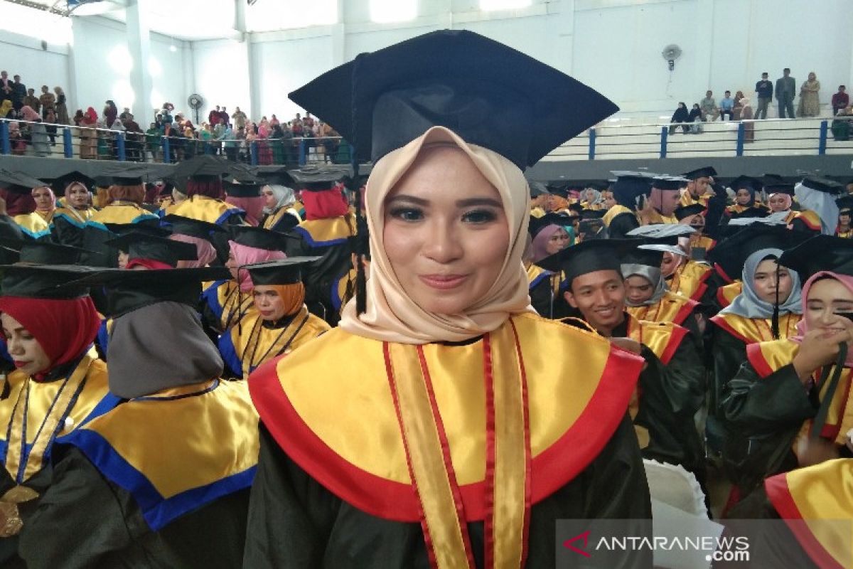 Meraih IPK 3,88, Masyita lulusan terbaik Poltekkes Kendari