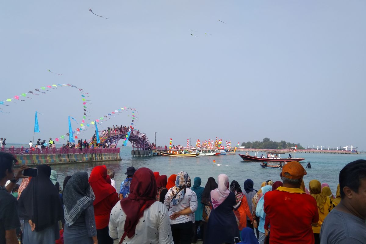 Pertunjukkan seni dan atraksi warnai  Oceanic Folk Festival Jakarta di Pulau Tidung