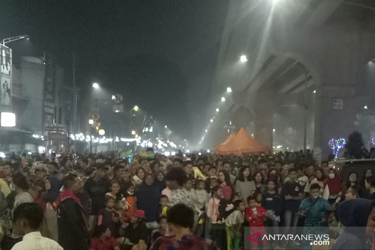 Ribuan orang datangi Pedestrian Sudirman meski asap tebal masih menyelimuti wilayah itu