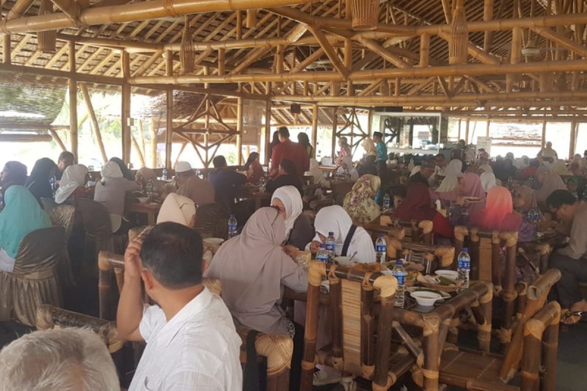 Wisman buru kuliner khas Batam usai kunjungi Masjid Sultan