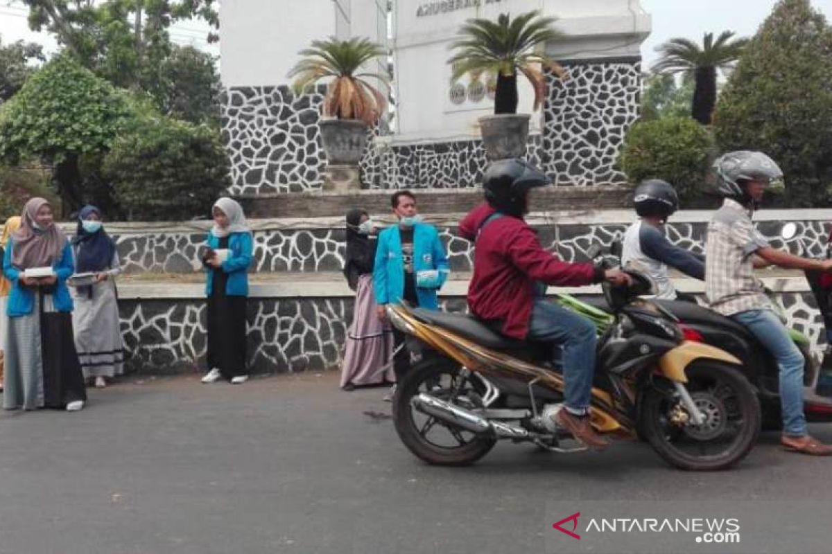 KNPI  dan PMII Stkom Barabai bagikan ribuan masker