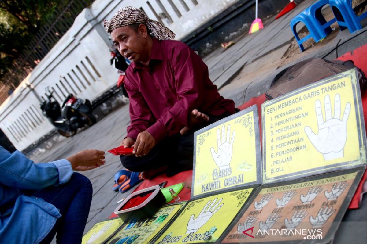 From palmist to living statues: transgressing sightseeing at Kota Tua