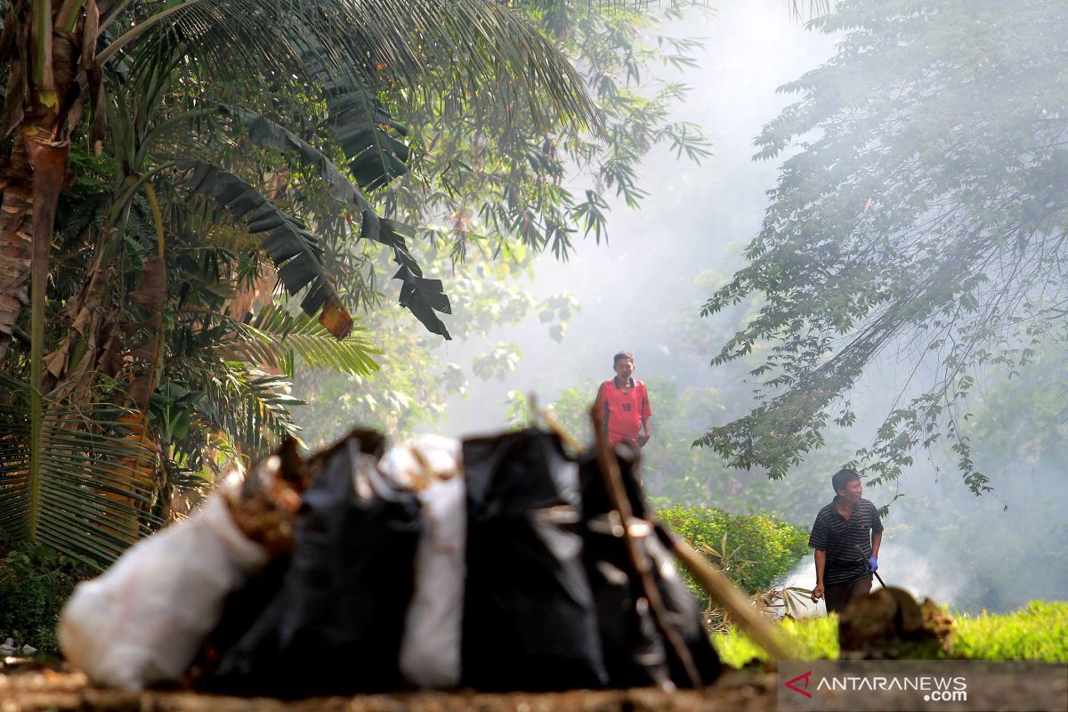 Warga Bone Bolango bersihkan sampah peringati 