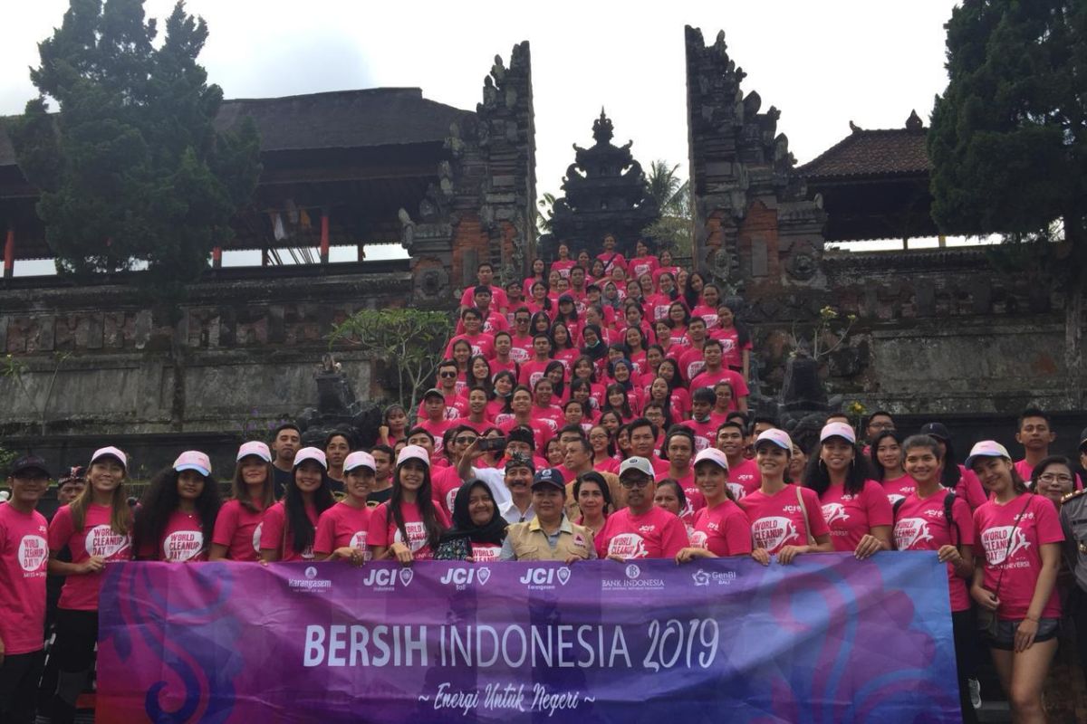 BI Bali gandeng mantan miss universe aksi bersih sampah plastik
