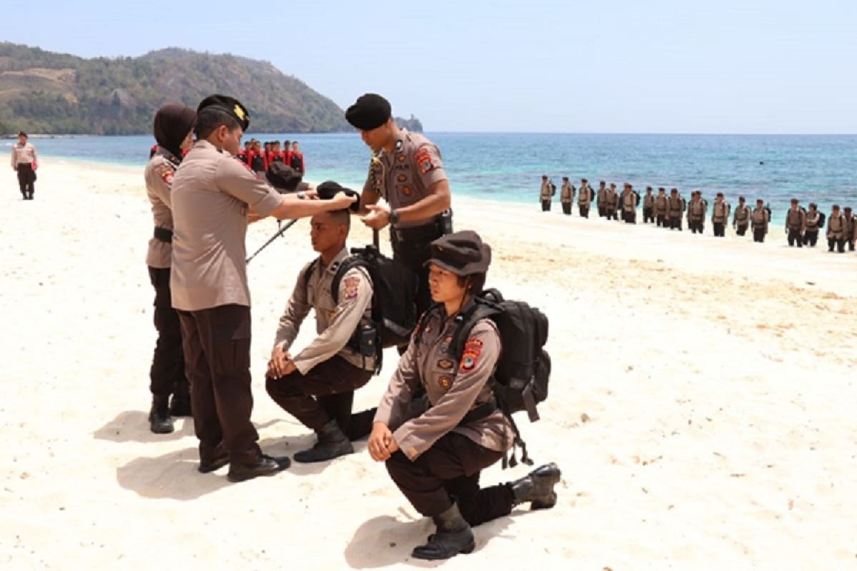 Kapolda Sulut memimpin pembaretan personel Ditsamapta di Pantai Pall