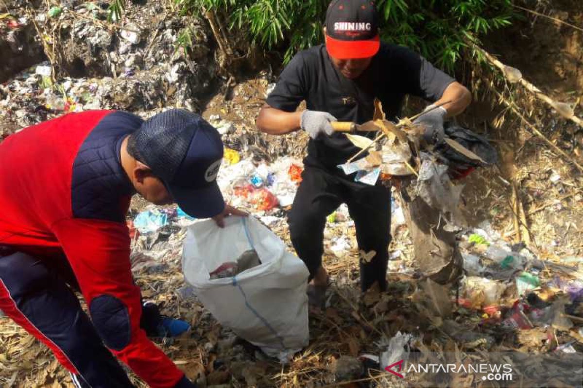 Ratusan orang terlibat gerakan pungut sampah di Temanggung