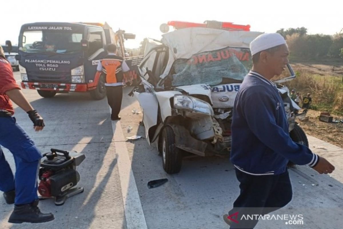 Kronologi ambulans seruduk truk dari belakang, lima orang tewas