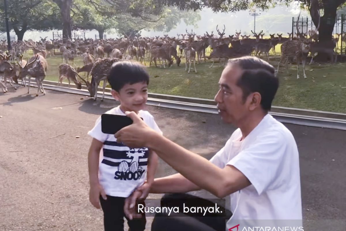 "Mbah Jokowi" jalan bersama di Istana Bogor