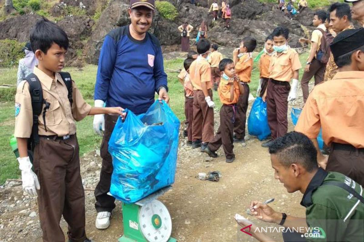 Relawan WCD Aceh Jaya bersihkan komplek Makam Poe Teumerehom