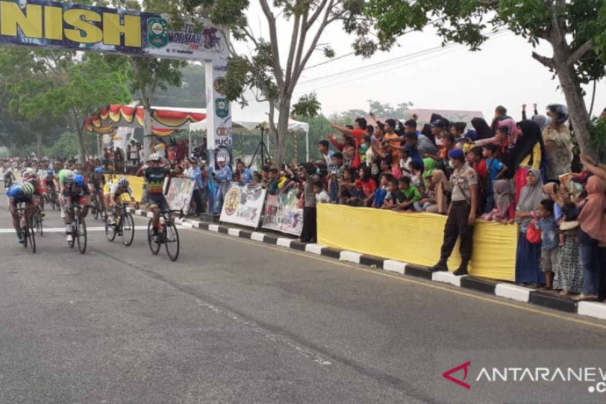 Pebalap Muhammad Fathoni alami insiden di Tour Langkawi