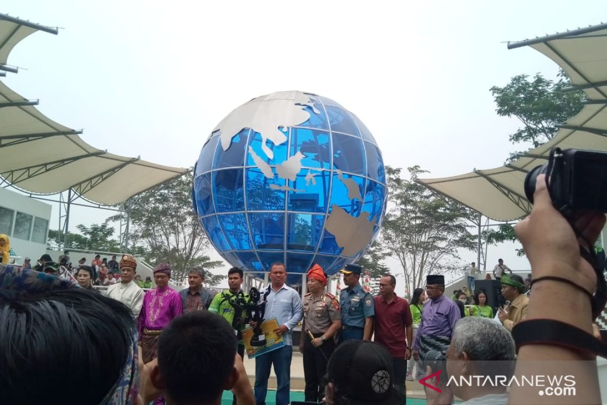 Kegiatan kulmimasi matahari di Tugu Khatulistiwa Pontianak berlangsung meriah