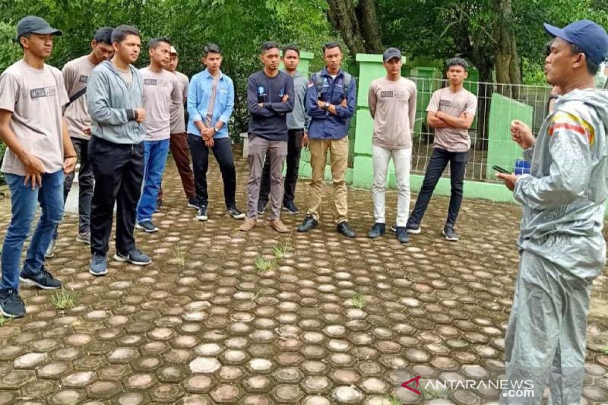 Sejumlah organisasi pemuda di Lhokseumawe lakukan pemugaran makam