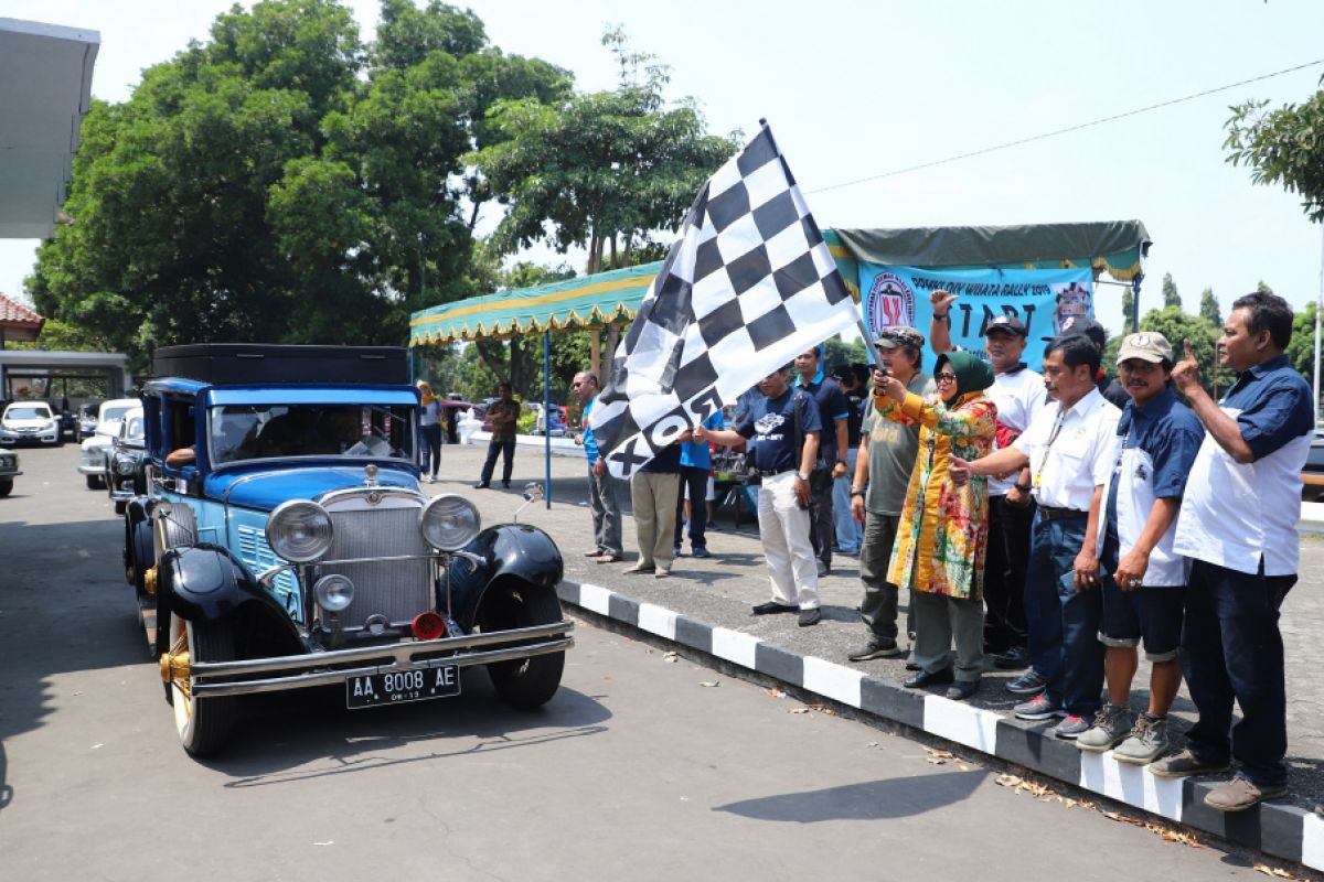 Puluhan mobil kuno mengikuti reli wisata di Sleman