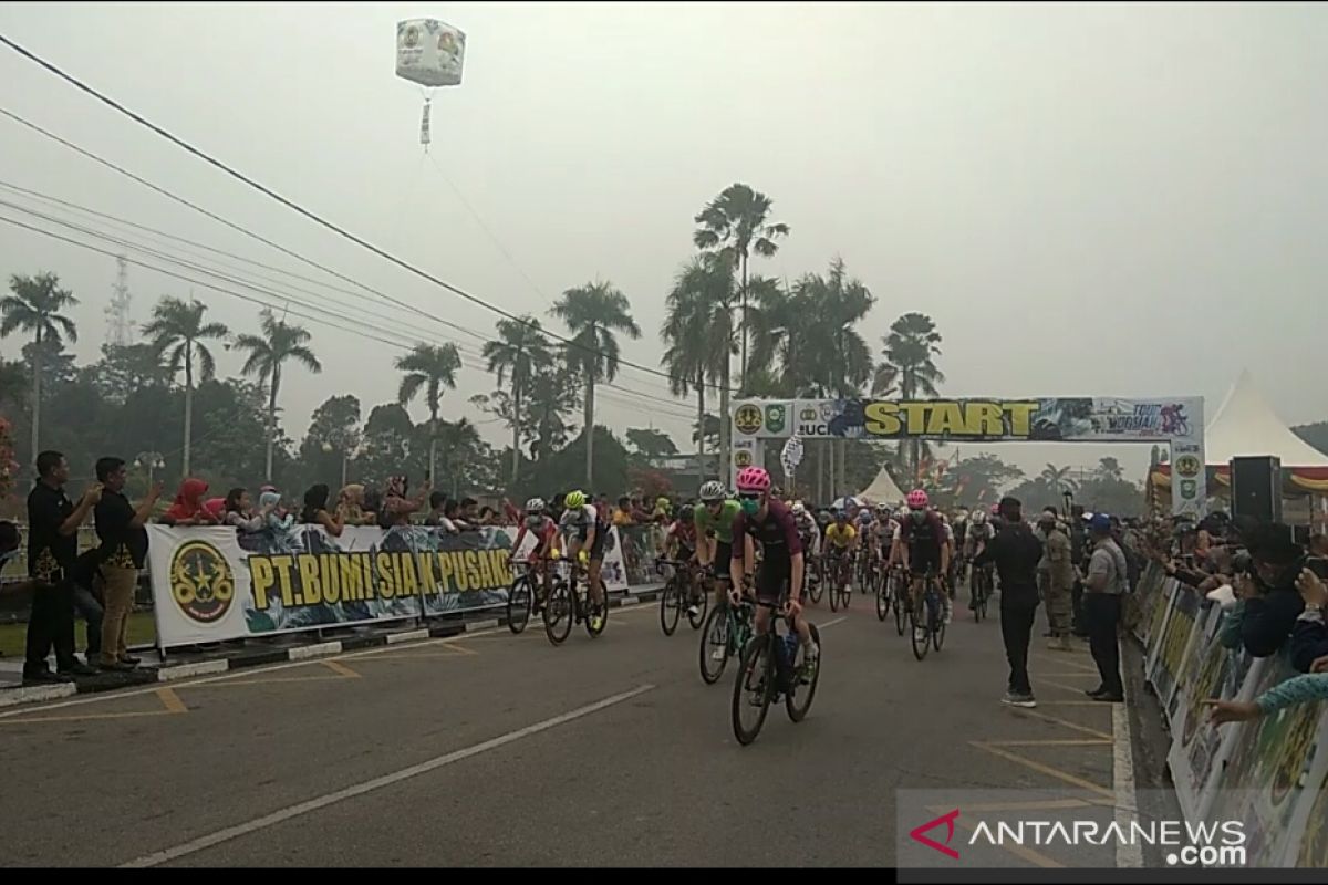 Tour de Siak, Etape IV pebalap pakai masker dan berguguran usai lap pertama