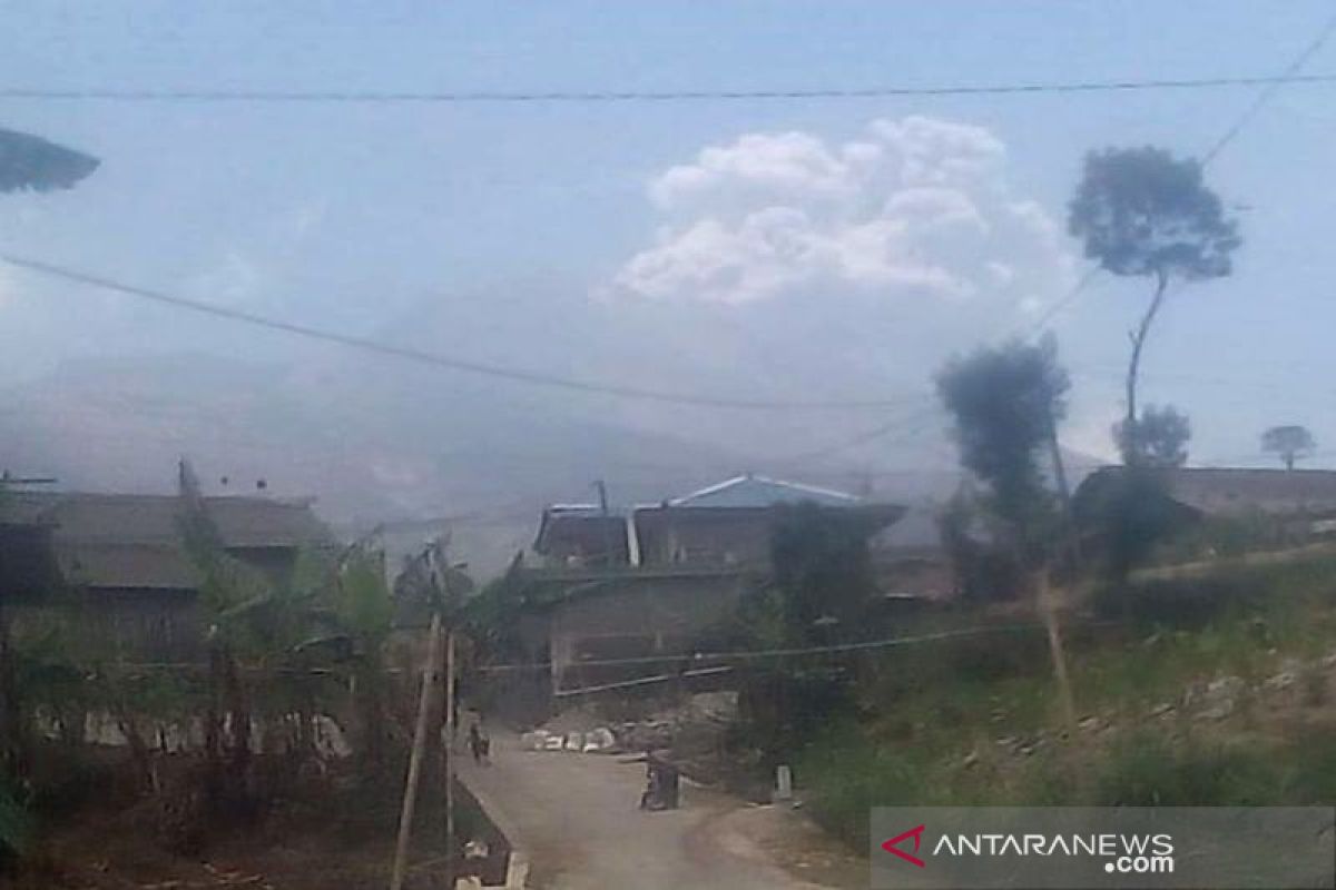 Awan panas dari letusan Gunung Merapi akibatkan hujan abu