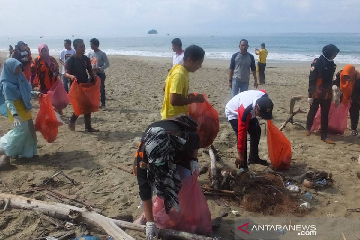 Seribuan warga Abdya pungut sampah di Pantai Jilbab