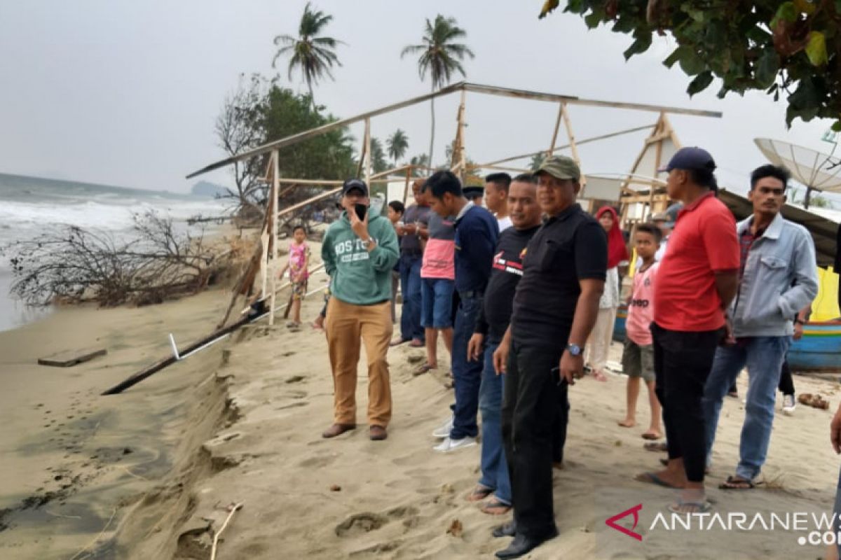 Bupati Hendrajoni Tinjau Abrasi Pantai Di Batang Kapas