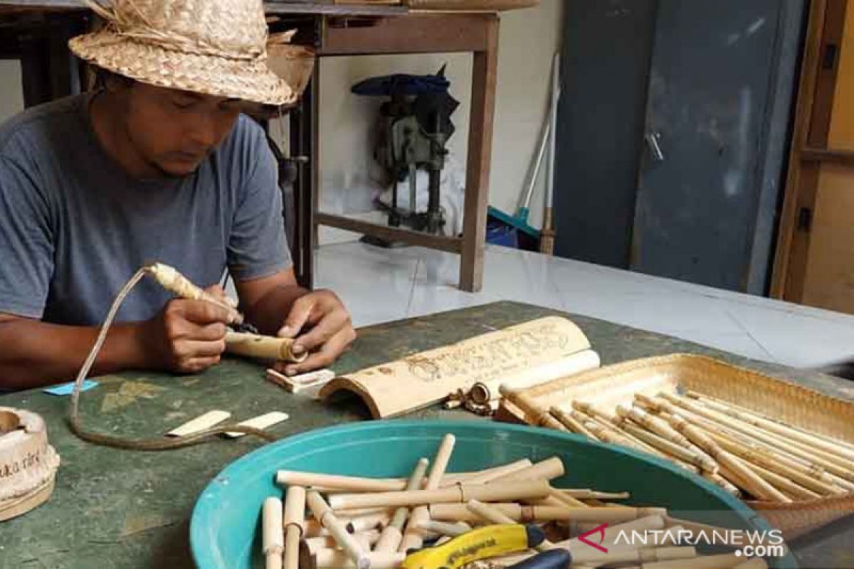 Gede Suarsa dari Buleleng ciptakan sedotan bambu bergambar wayang