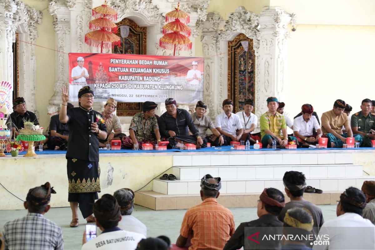 Bupati Badung serahkan bantuan bedah rumah di Kabupaten Klungkung