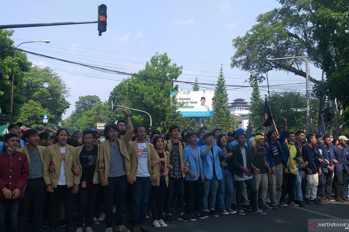 Mahasiswa se-Bandung Raya demonstrasi kepung Gedung DPRD Jabar