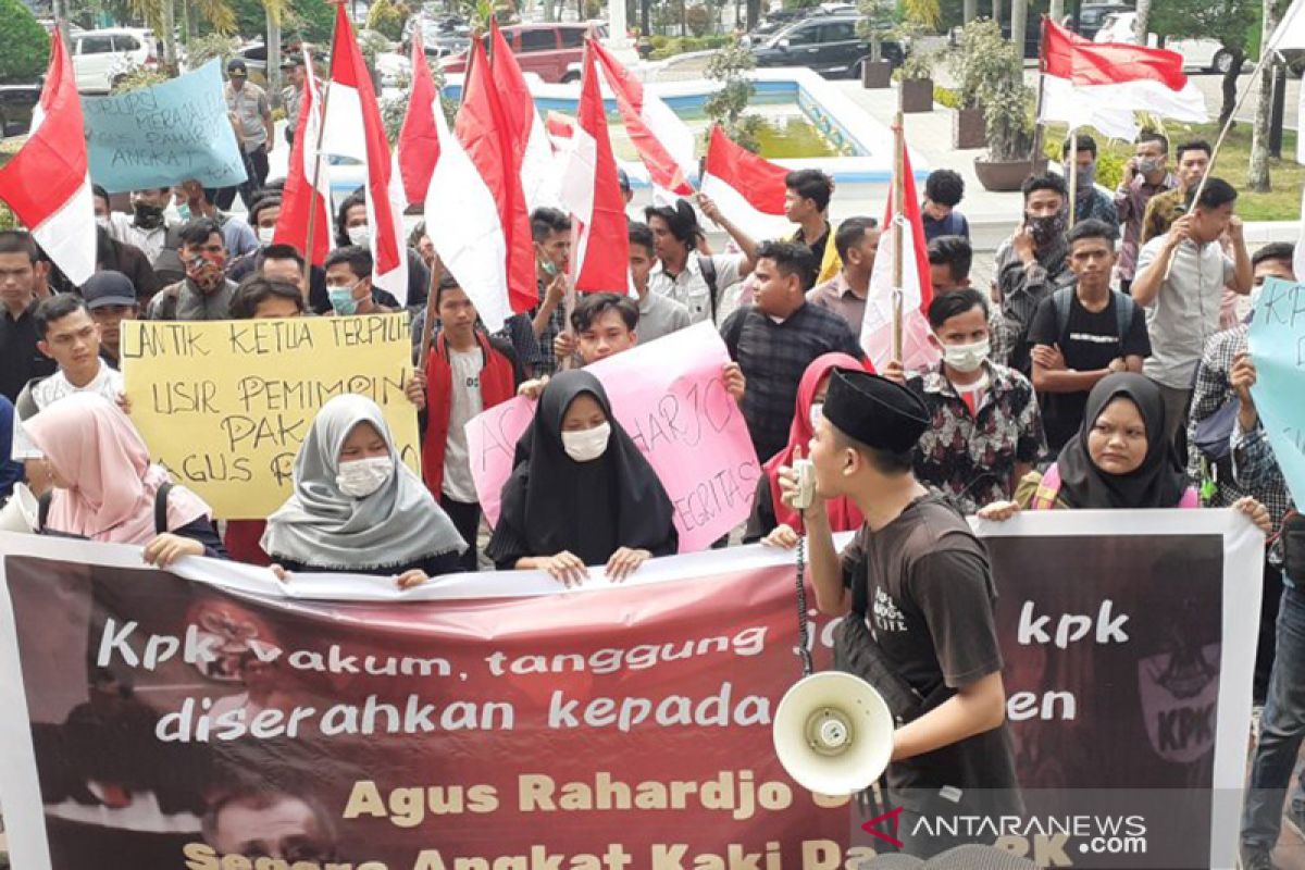 Puluhan masyarakat peduli KPK sampaikan lima tuntutan di DPRD Sumbar