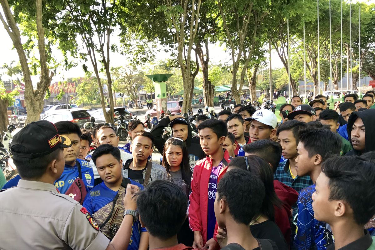 Laga tanpa penonton, ratusan suporter Persib tetap datang ke Sidoarjo