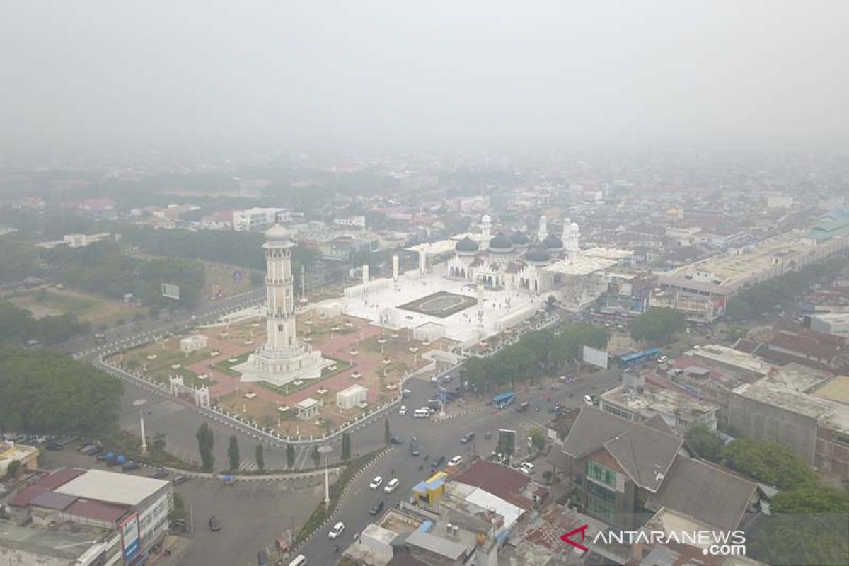 Kabut asap timbulkan bau menyengat, warga Banda Aceh sulit bernapas