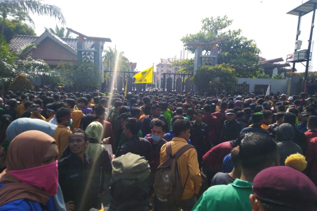 Demo mahasiswa tolak revisi UU KPK di DPRD Kaltim berlangsung ricuh