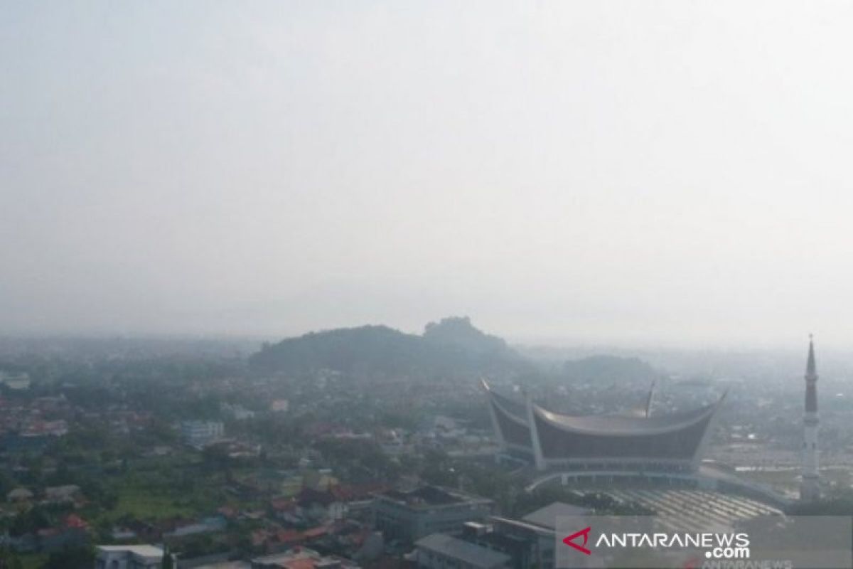 BMKG: Kabut asap wilayah Sumbar semakin pekat Senin siang