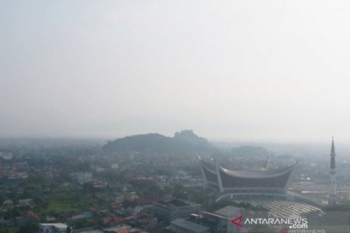 Kabut asap makin pekat, jarak pandang di Bandara Minangkabau hanya dua kilometer