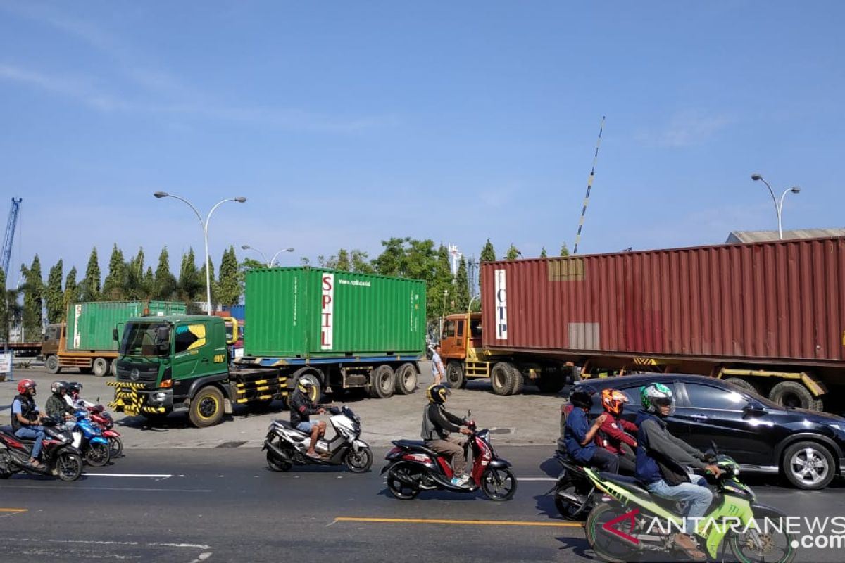Ratusan sopir truk logistik mogok di Pelabuhan Petikemas Makassar