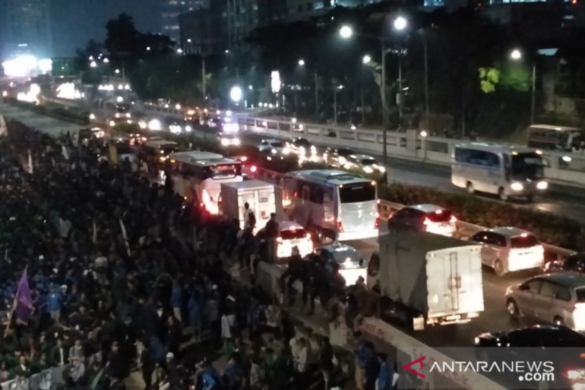 Aksi mahasiswa tolak RKUHP berlanjut di DPR Senayan