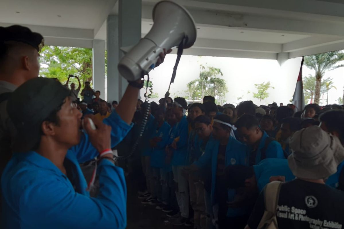 Gagal negosiasi, aksi mahasiswa se-Pulau Bintan tolak pelemahan KPK ricuh