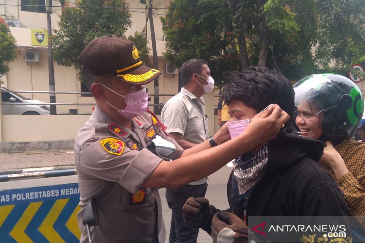 Polisi di Medan bagi-bagi masker  ke pengguna jalan