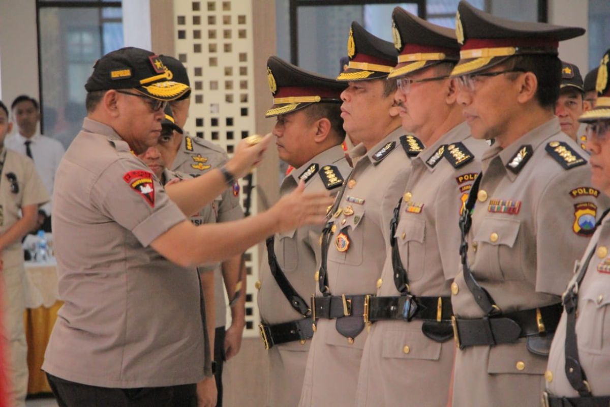 32 perwira menengah dan kapolres di jajaran Polda Jatim dimutasi