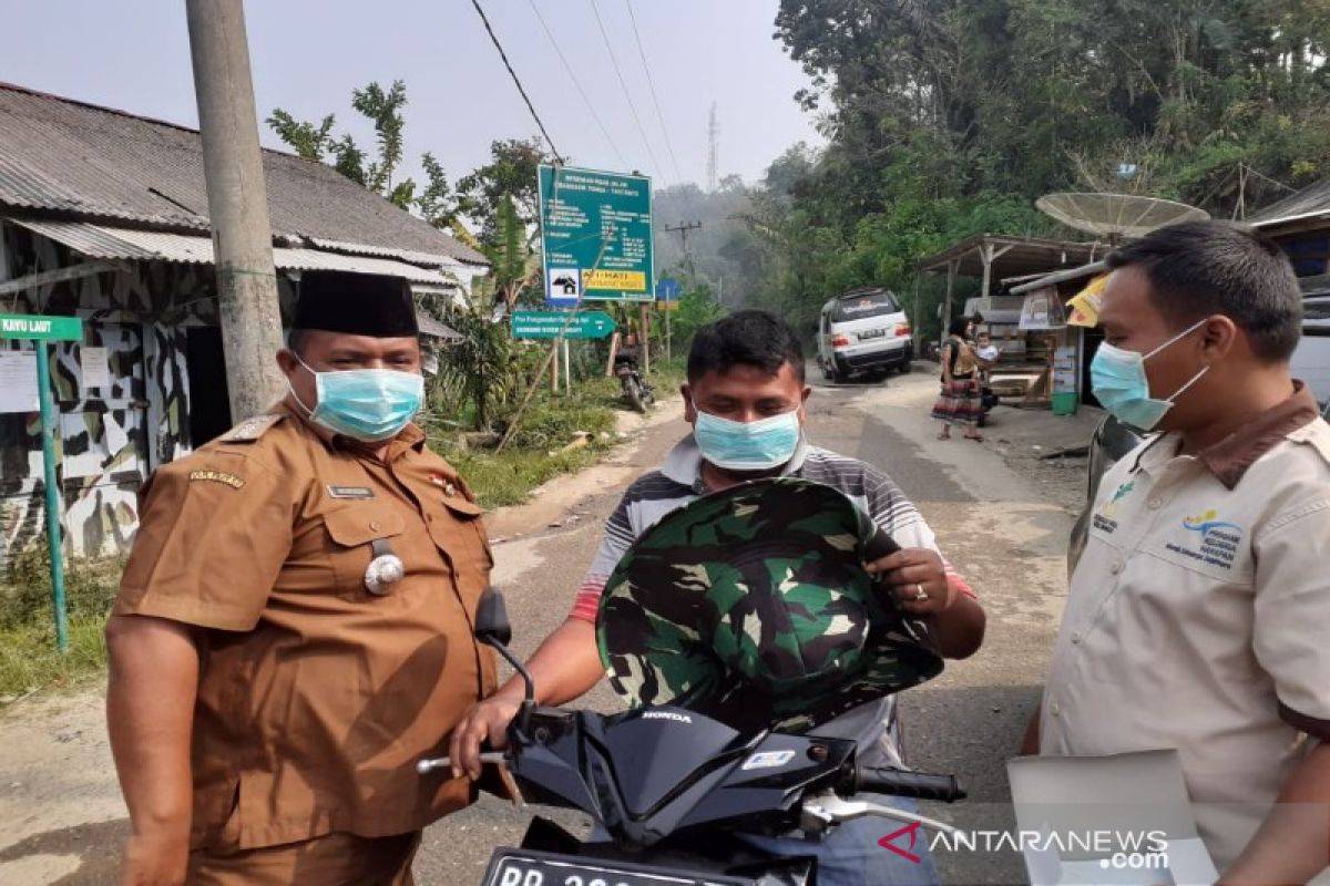 Pemerintah Kecamatan Puncak Sorik Marapi bagi masker kepada warga