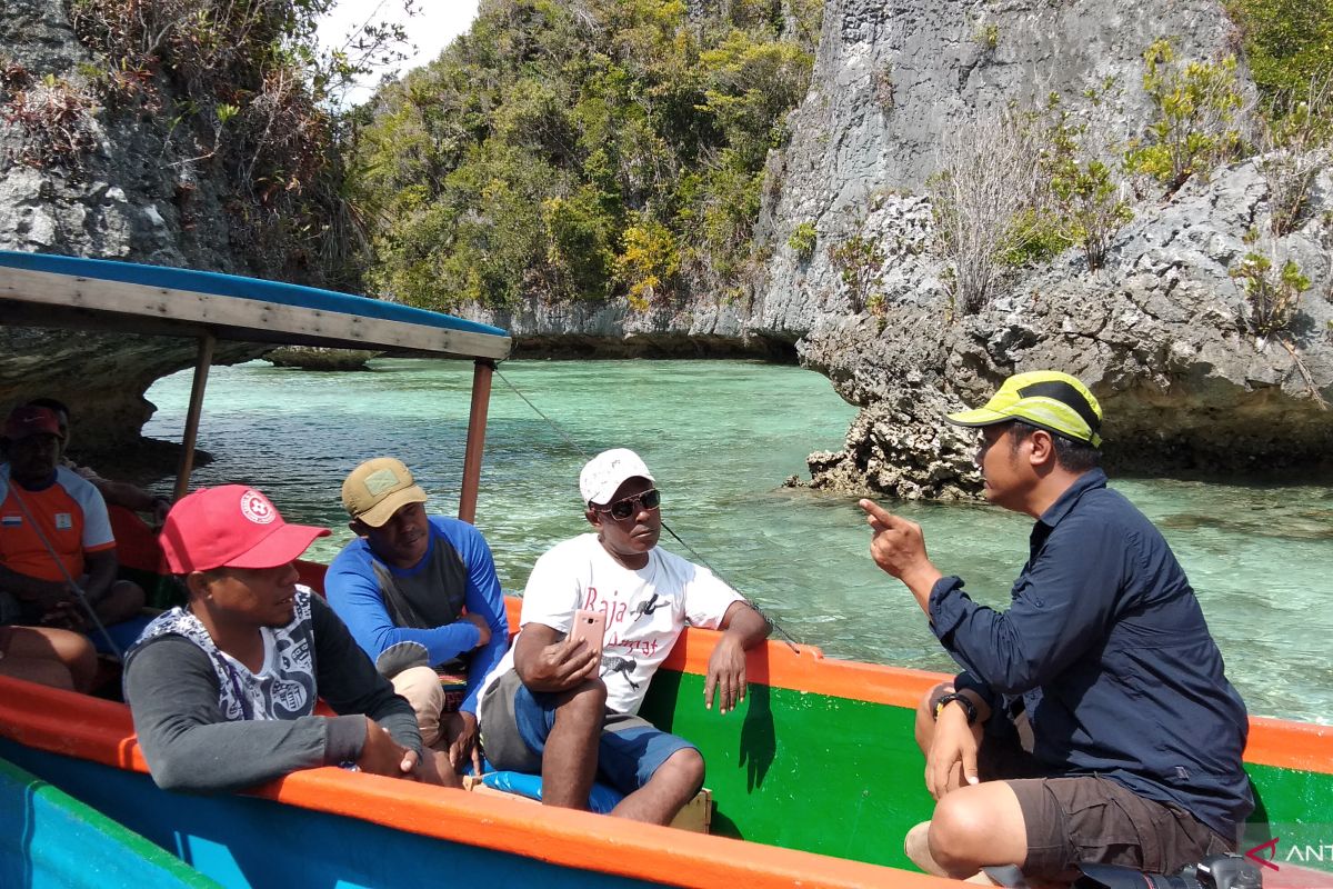 Pemandu wisata Misool Raja Ampat praktik teknik memandu turis