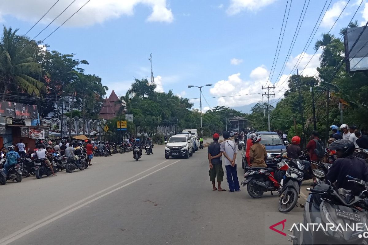 Jalan Raya Abepura-Padang Bulan Jayapura diblokade aparat keamanan