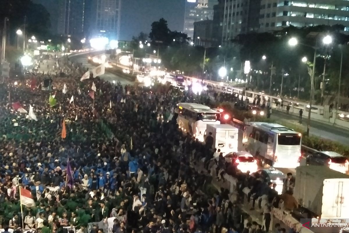 Demo tolak RKUHP, mahasiswa memblokade jalan tol S Parman