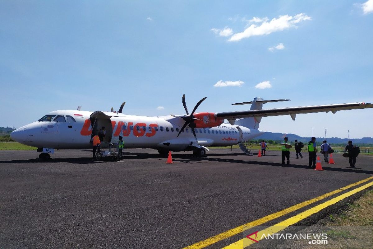 Operasional penerbangan di bandara Sumut terganggu asap