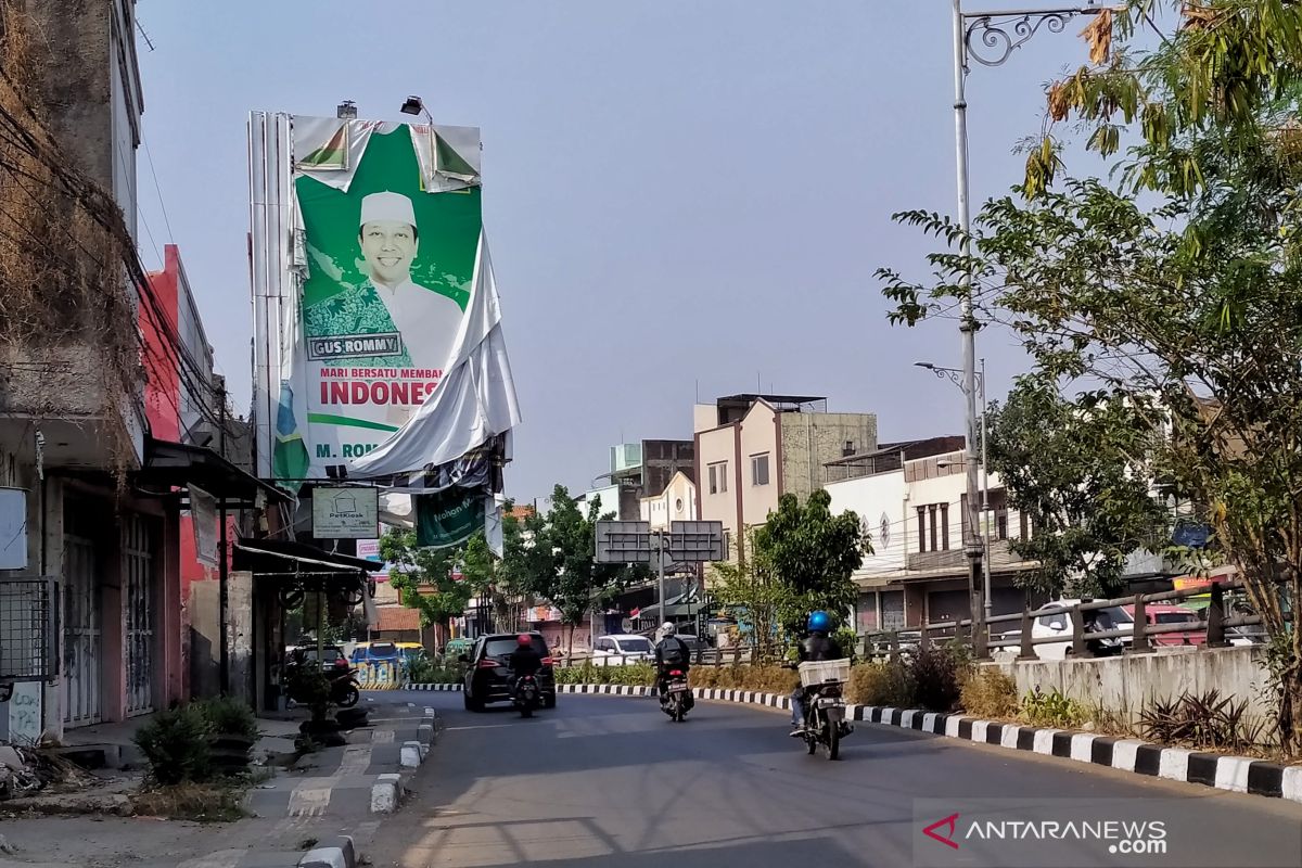 Baliho Romahurmuziy masih terpampang di Bandung