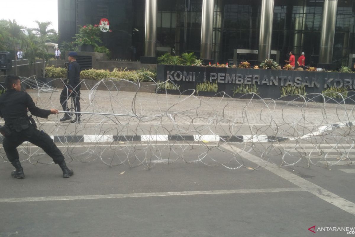Sering terjadi demo, polisi pasang kawat berduri di depan gedung KPK