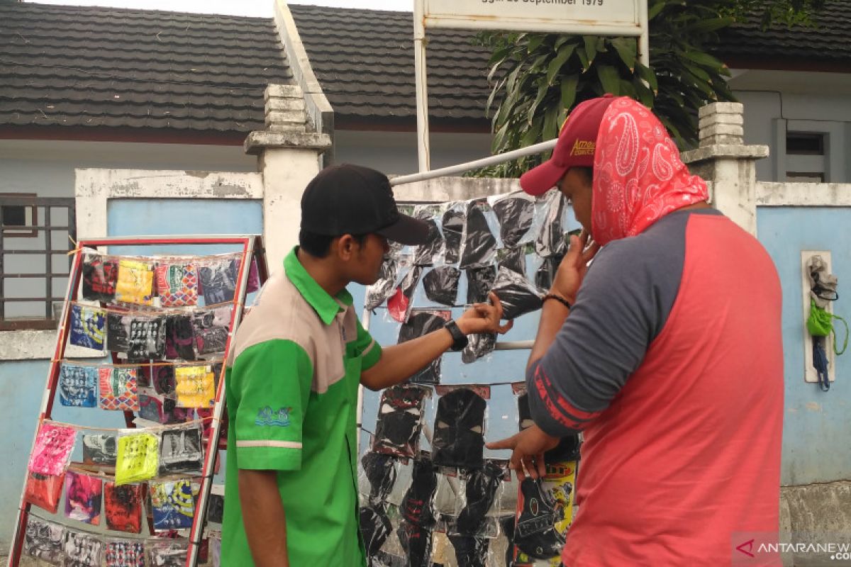 Warga Jambi manfaatkan bencana kabut asap berjualan masker