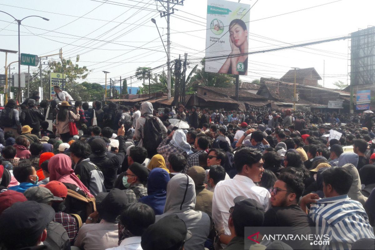 Ribuan massa #GejayanMemanggil memadati pertigaan Colombo Yogyakarta