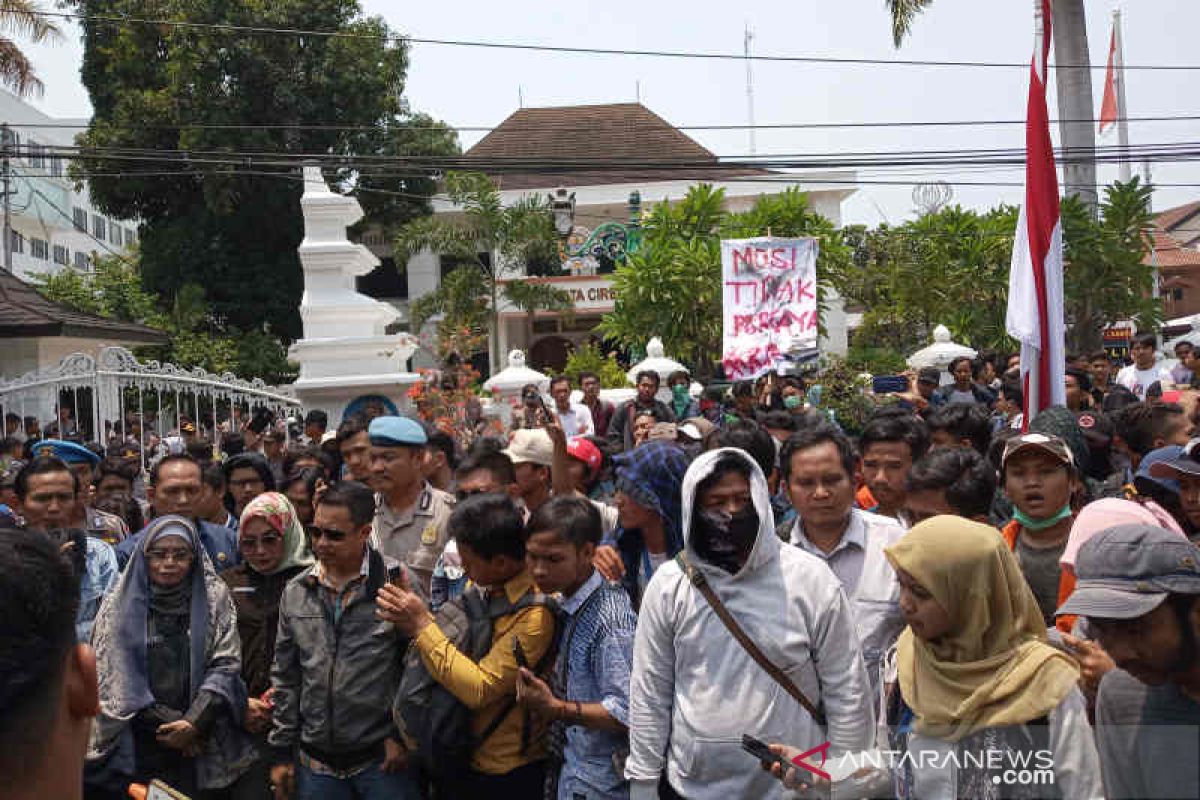 Mahasiswa Cirebon demo DPRD tolak revisi UU KPK