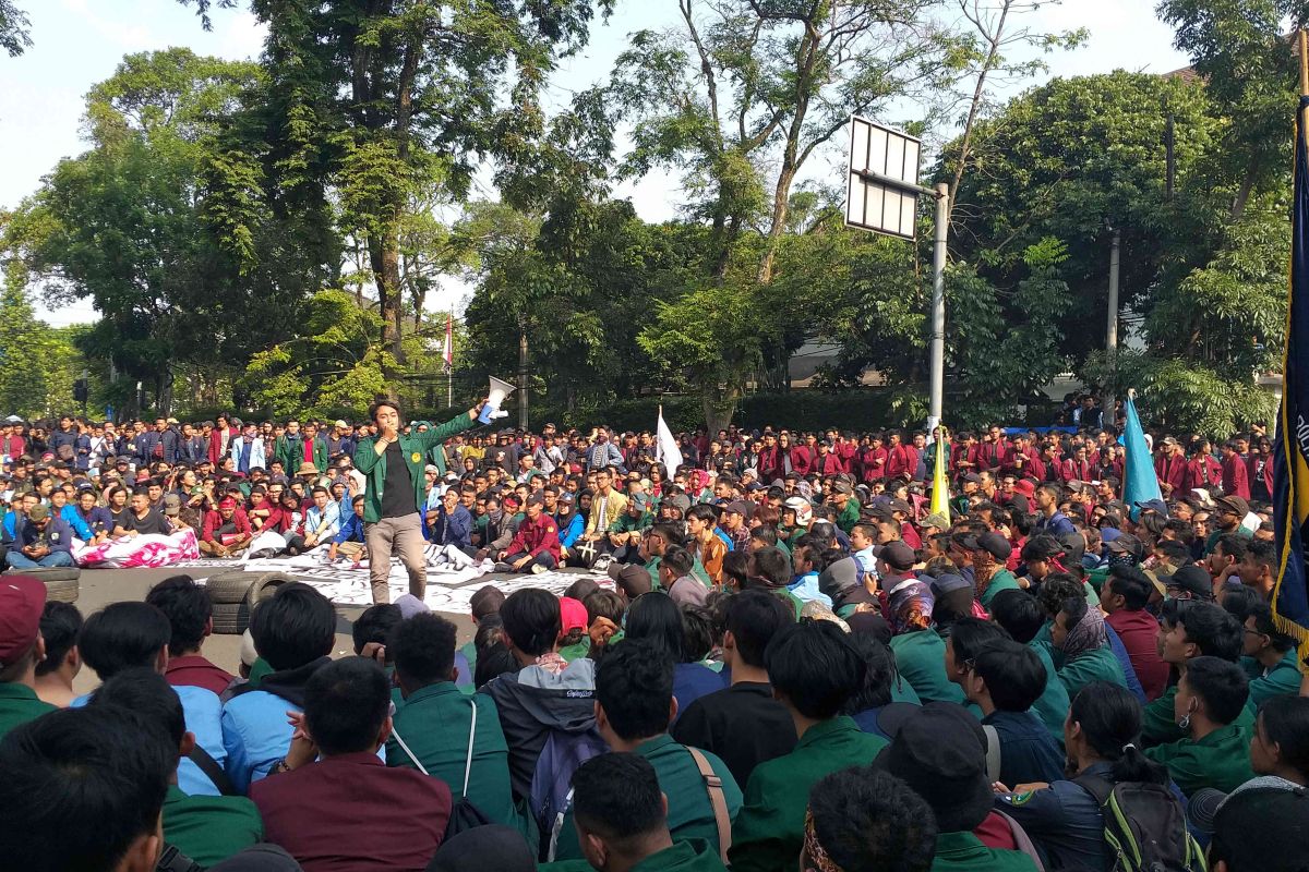 Seorang polisi korban ricuh demo mahasiswa di Bandung masih dirawat